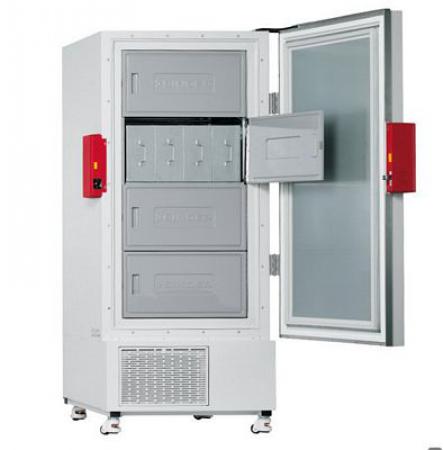 Mrazící skříně série Binder UF V SECURE.GUARD™ Nov&yacute; produkt zapad&aacute; do nab&iacute;dky vybaven&iacute; pro vědeck&eacute; a v&yacute;zkumn&eacute; laboratoře, splňuje př&iacute;sn&eacute; požadavky na spolehlivost a přin&aacute;&scaron;&iacute; nov&yacute; standard v bezpečnosti provozu, kter&yacute; je založen na modern&iacute;m konceptu čtyřz&oacute;nov&eacute;ho zabezpečen&iacute;. Př&iacute;stroje s&eacute;rie UF V umožňuj&iacute; chlazen&iacute; a skladov&aacute;n&iacute; vzorků při teplot&aacute;ch -40 až -86&deg;C. Skř&iacute;ně SECURE.GUARD&trade; jsou nab&iacute;zeny ve třech různ&yacute;ch velikostech: UF V 300 s komorou 365 l, UF V 500 s 485 l komorou a UF V 700 s objemem komory 725 l. Syst&eacute;m SECURE.GUARD&trade; zaji&scaron;ťuje maxim&aacute;ln&iacute; bezpečnost provozu zař&iacute;zen&iacute; zvl&aacute;&scaron;tě v laboratoř&iacute;ch s velk&yacute;m počtem obsluhuj&iacute;c&iacute;ho person&aacute;lu. Bezpečnostn&iacute; syst&eacute;m tvoř&iacute; např. key card, tj. kontrola osob s př&iacute;stupov&yacute;m pr&aacute;vem, elektronicky kontrolovan&yacute; dveřn&iacute; mechanizmus (otev&iacute;r&aacute;n&iacute; po stisknut&iacute; tlač&iacute;tka, zav&iacute;r&aacute;n&iacute; automatick&eacute;), zabezpečen&iacute; ukl&aacute;d&aacute;n&iacute; provozn&iacute;ch dat a jejich snadn&eacute; vyvol&aacute;n&iacute; a přečten&iacute; pomoc&iacute; Data Loggeru, multi-interface pro připojen&iacute; k m&iacute;stn&iacute;mu bezpečnostn&iacute;mu a alarmov&eacute;mu syst&eacute;mu, jednoduch&aacute; v&yacute;měna snadno př&iacute;stupn&eacute;ho filtru na vzduch a čist&eacute; odmražov&aacute;n&iacute; pomoc&iacute; odmrazovac&iacute;ho kitu. Mraz&iacute;c&iacute; skř&iacute;ně se t&eacute;ž vyznačuj&iacute; velmi n&iacute;zkou hlučnost&iacute; (<49 dB(A)) a jak u tohoto v&yacute;robce b&yacute;v&aacute; zvykem tak&eacute; energetickou &uacute;spornost&iacute;, spotřeba je 12 kWh/den. &Uacute;spory je dosaženo d&iacute;ky koncepci izolace VIP (Internal vacuum insulation panels), kterou tvoř&iacute; 6 velkoplo&scaron;n&yacute;ch izolačn&iacute;ch panelů um&iacute;stěn&yacute;ch okolo komory.V&iacute;ce informac&iacute; na str&aacute;nk&aacute;ch v&yacute;robce 